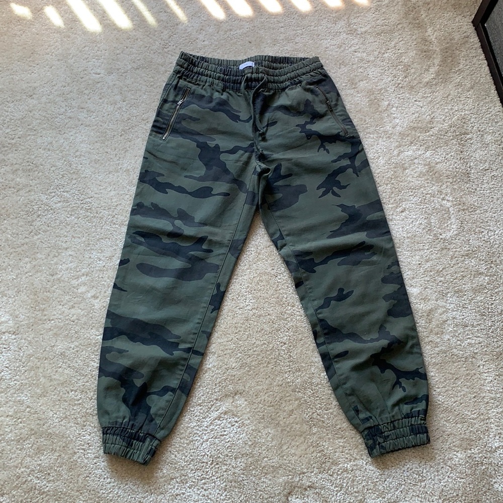 Aritzia cargo pants size M